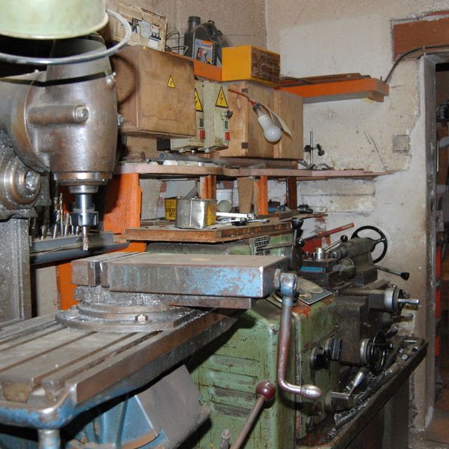 atelier de réparation des armes de chasse ,d' outillages