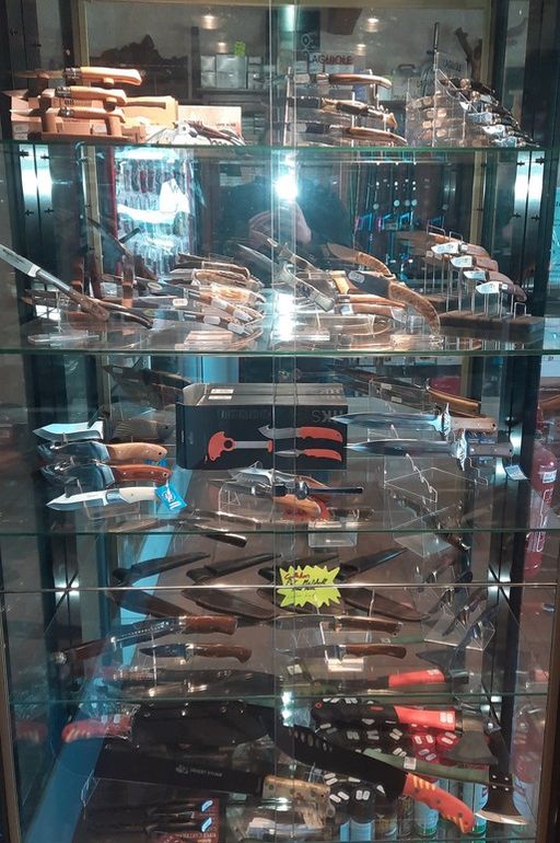 couteaux de chasse , couteaux de loisirs, couteaux de randonnée , couteaux pliants .