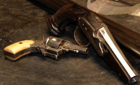 atelier de réparation d' armes ancienne revolver