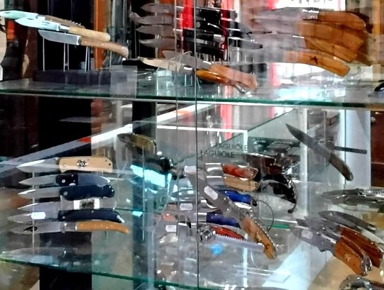 Magasin vitrine couteaux
